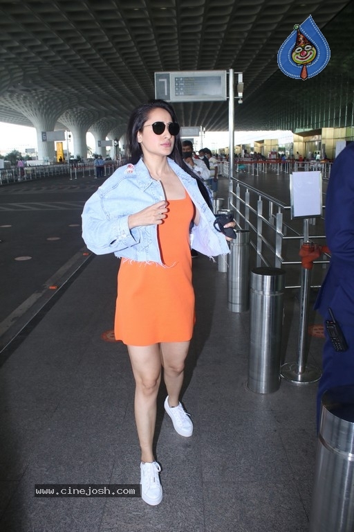Celebrities spotted at Mumbai Airport - 19 / 21 photos