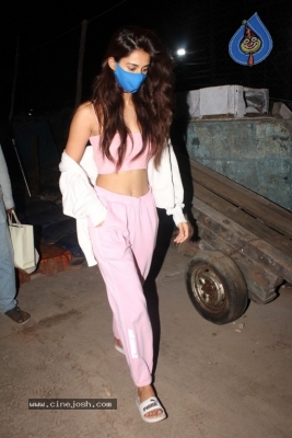 Disha Patani Snapped At Versova Jetty - 9 of 11