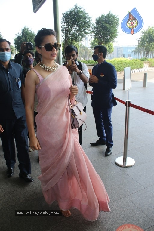 Kangana Ranaut Spotte at Airport - 3 / 18 photos