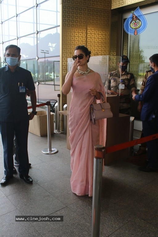 Kangana Ranaut Spotte at Airport - 6 / 18 photos