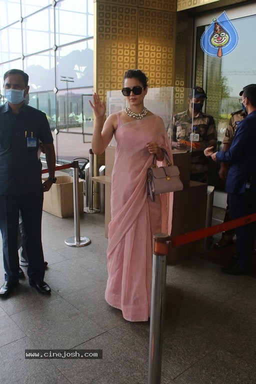 Kangana Ranaut Spotte at Airport - 9 / 18 photos