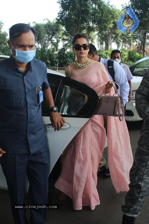 Kangana Ranaut Spotte at Airport - 10 / 18 photos
