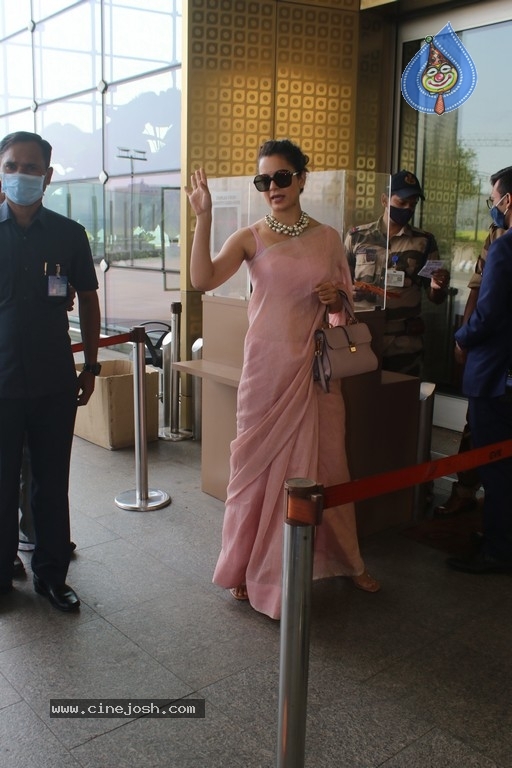 Kangana Ranaut Spotte at Airport - 11 / 18 photos