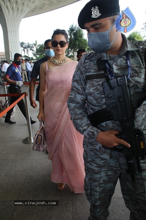 Kangana Ranaut Spotte at Airport - 14 / 18 photos