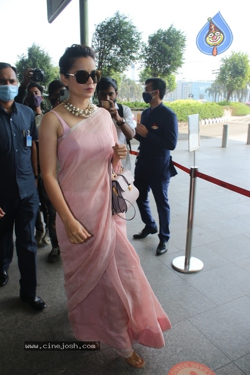 Kangana Ranaut Spotte at Airport - 15 / 18 photos