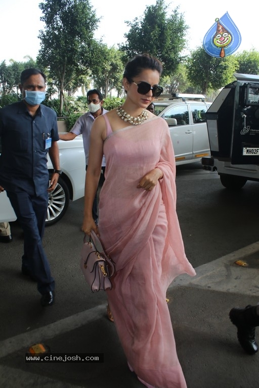 Kangana Ranaut Spotte at Airport - 16 / 18 photos