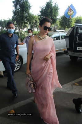 Kangana Ranaut Spotte at Airport - 16 of 18