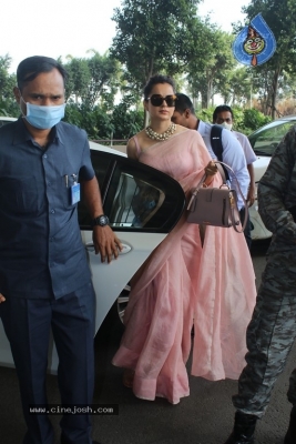 Kangana Ranaut Spotte at Airport - 17 of 18