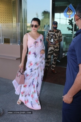 Kangana Ranaut Spotted At Airport  - 8 of 20