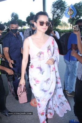 Kangana Ranaut Spotted At Airport  - 12 of 20