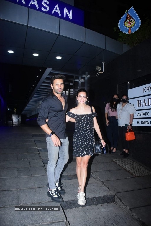 Kriti Kharbanda Spotted At Hakkasan Bandra - 12 / 15 photos