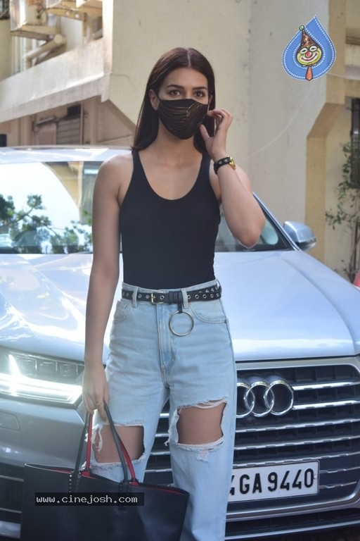 Kriti Sanon Spotted at Juhu - 1 / 15 photos