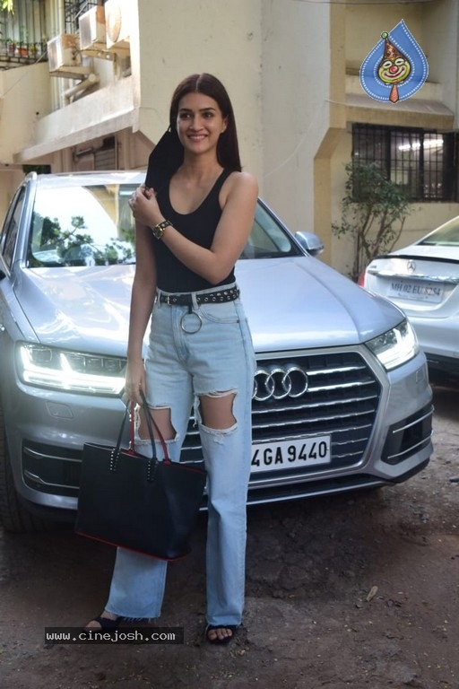 Kriti Sanon Spotted at Juhu - 2 / 15 photos