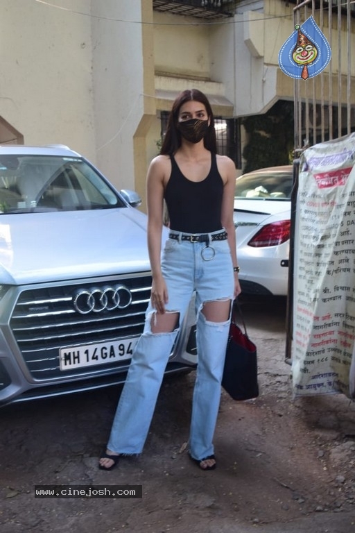 Kriti Sanon Spotted at Juhu - 4 / 15 photos