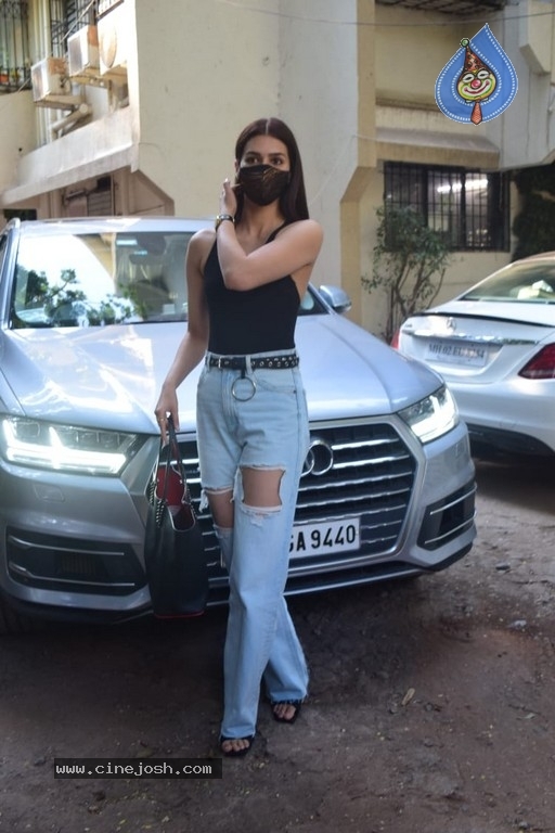 Kriti Sanon Spotted at Juhu - 13 / 15 photos
