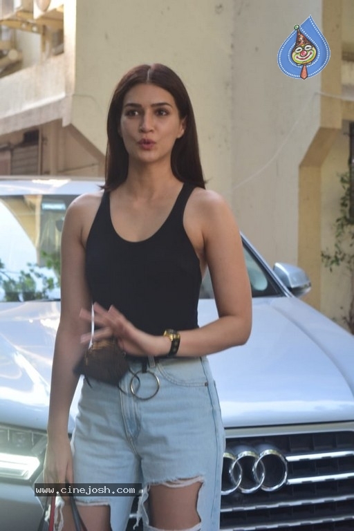 Kriti Sanon Spotted at Juhu - 15 / 15 photos