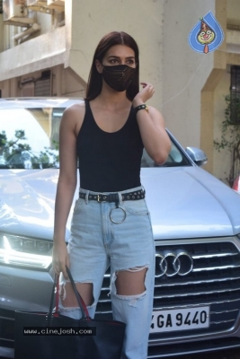 Kriti Sanon Spotted at Juhu - 6 of 15