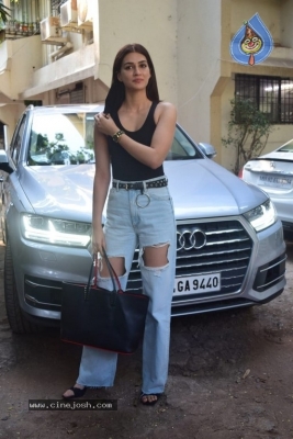 Kriti Sanon Spotted at Juhu - 8 of 15