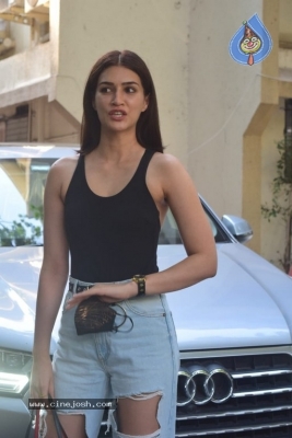 Kriti Sanon Spotted at Juhu - 9 of 15