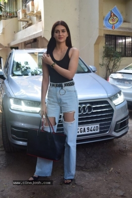 Kriti Sanon Spotted at Juhu - 10 of 15