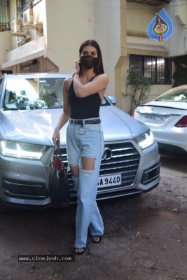 Kriti Sanon Spotted at Juhu - 13 of 15