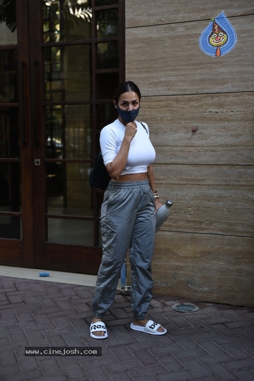 Malaika and Ananya Spotted In Bandra - 3 / 15 photos