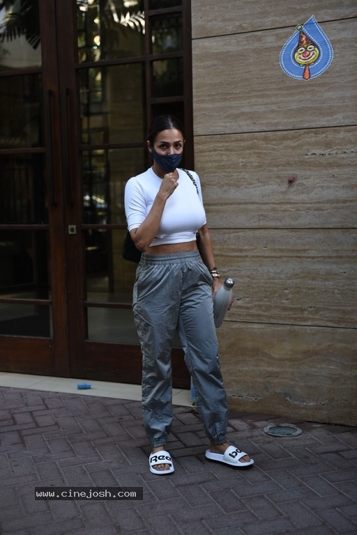 Malaika and Ananya Spotted In Bandra - 11 / 15 photos