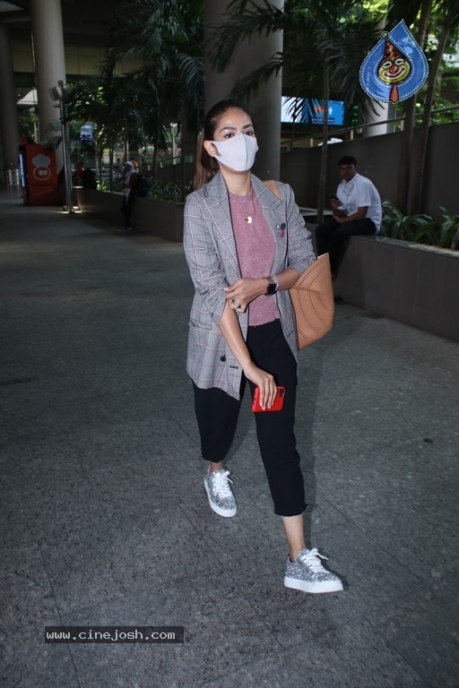Mira Kapoor Spotted At Airport - 7 / 13 photos