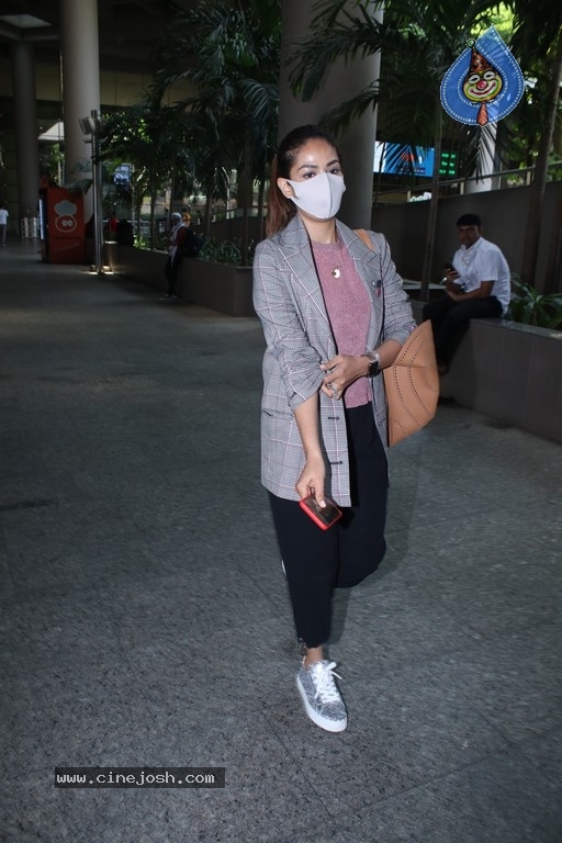 Mira Kapoor Spotted At Airport - 13 / 13 photos