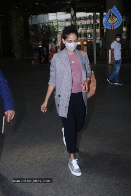 Mira Kapoor Spotted At Airport - 2 of 13