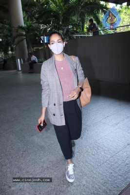 Mira Kapoor Spotted At Airport - 3 of 13