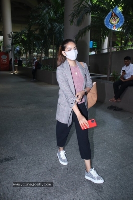Mira Kapoor Spotted At Airport - 6 of 13