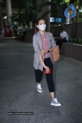 Mira Kapoor Spotted At Airport - 7 of 13