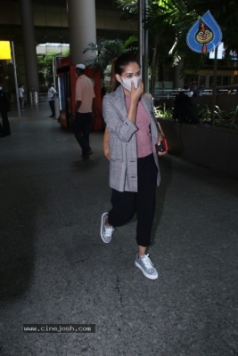 Mira Kapoor Spotted At Airport - 8 of 13