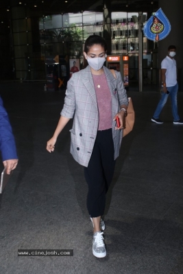Mira Kapoor Spotted At Airport - 9 of 13
