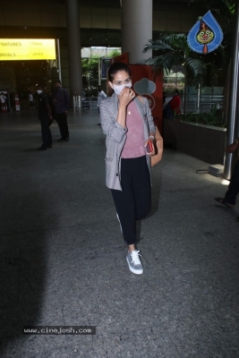 Mira Kapoor Spotted At Airport - 10 of 13