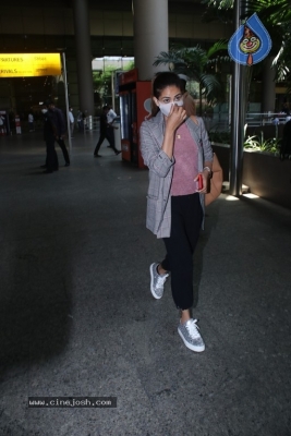 Mira Kapoor Spotted At Airport - 11 of 13