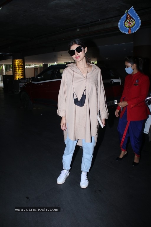 Mouni Roy Spotted at Airport - 2 / 9 photos