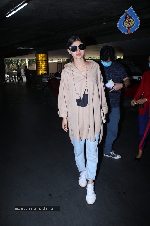 Mouni Roy Spotted at Airport - 3 / 9 photos