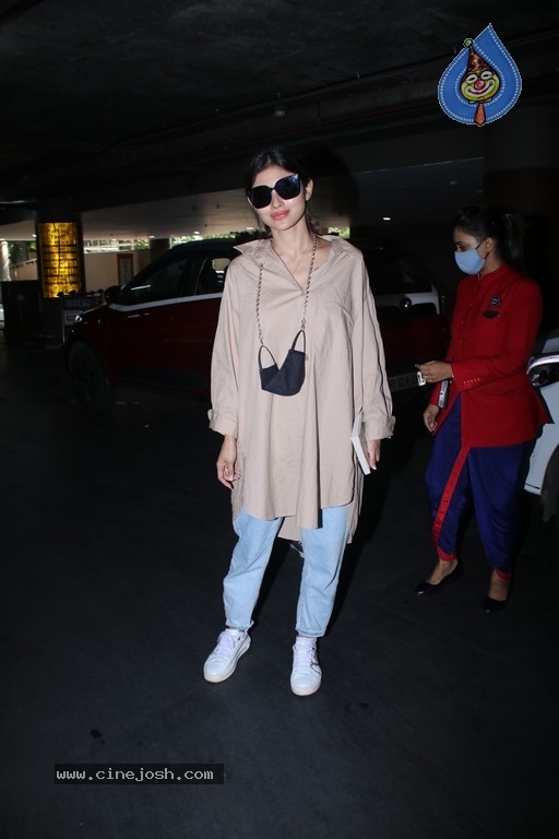 Mouni Roy Spotted at Airport - 5 / 9 photos
