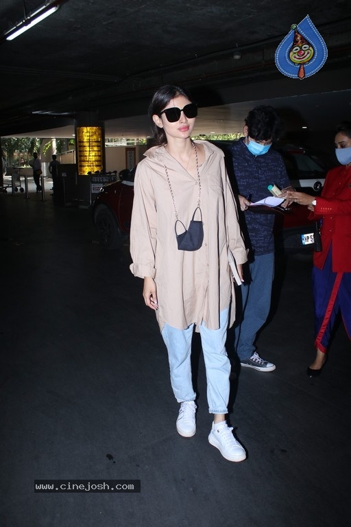 Mouni Roy Spotted at Airport - 6 / 9 photos