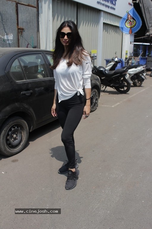 Mouni Roy Spotted At Dance Class - 3 / 17 photos