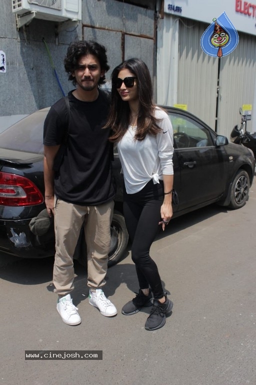 Mouni Roy Spotted At Dance Class - 6 / 17 photos