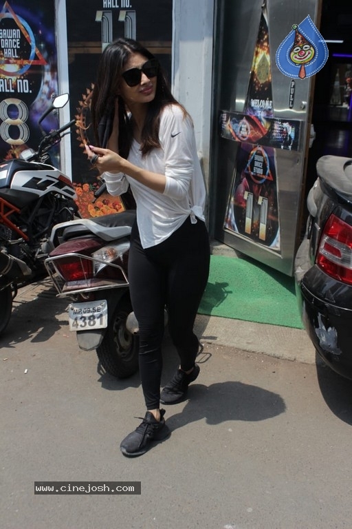 Mouni Roy Spotted At Dance Class - 13 / 17 photos