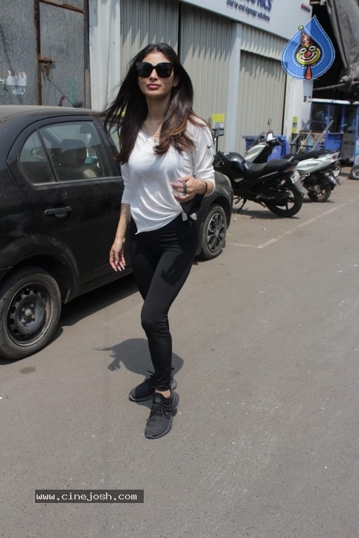 Mouni Roy Spotted At Dance Class - 14 / 17 photos