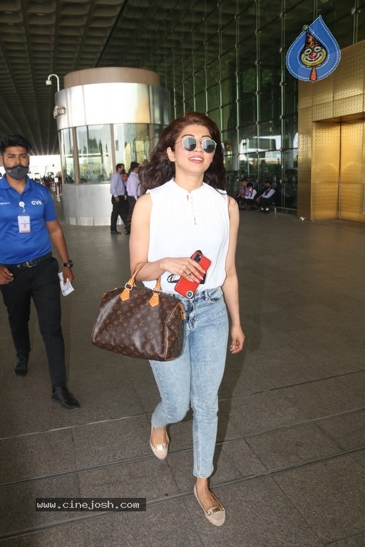 Pranitha Subhash Spotted At Airport - 10 / 20 photos