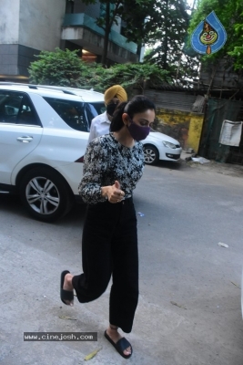 Rakul Spotted in Bandra - 5 of 14