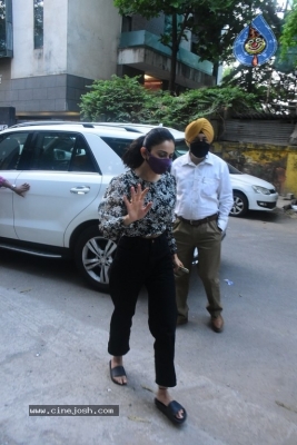 Rakul Spotted in Bandra - 11 of 14