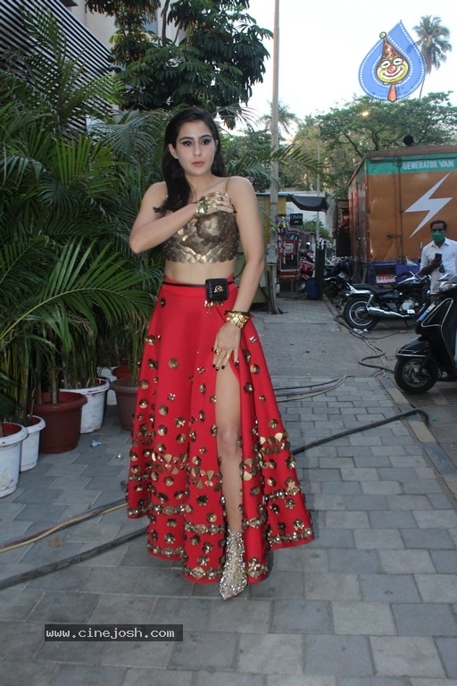 Sara Ali Khan Snapped In Juhu - 2 / 10 photos