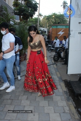 Sara Ali Khan Snapped In Juhu - 4 of 10